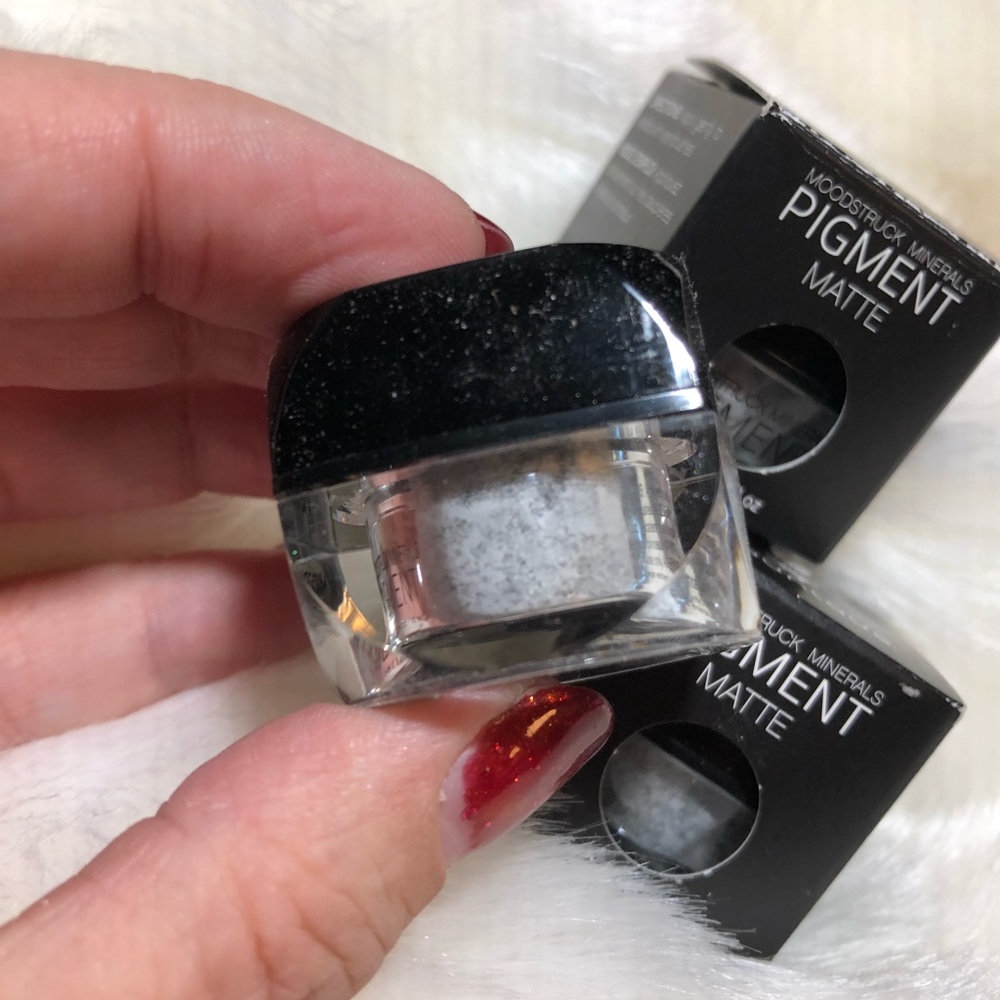 Naive. Younique loose mineral eyeshadow,